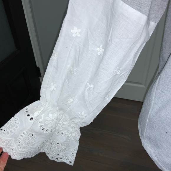 ❌5⭐️ rated⭐️Lg Slv Top Grey knit w/.  ivory emb Slv - Picture 5 of 6